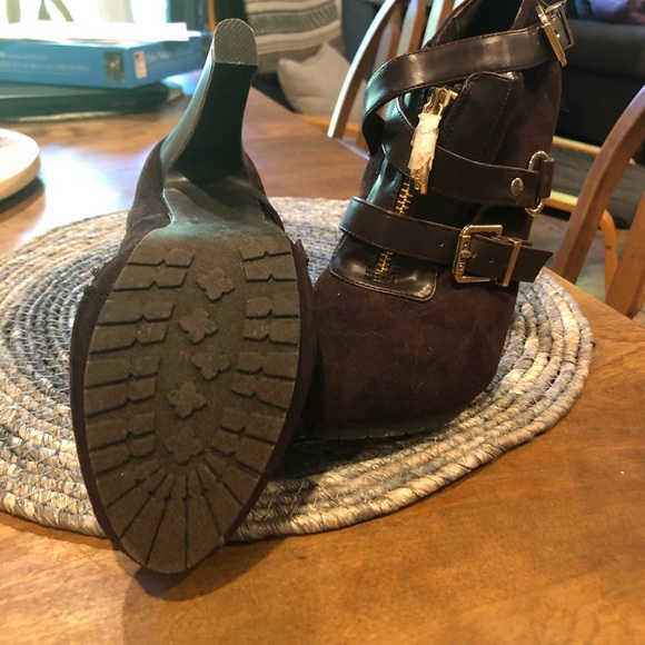 Never Worn Guess shoes, size 7 - Picture 3 of 3